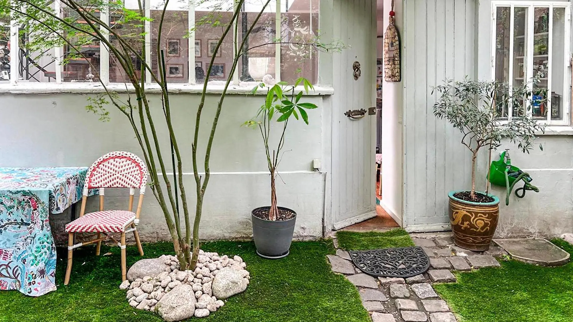 Cozy Home In Paris With Kitchen contacts